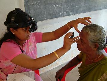 Oftalmóloga mirando fondo de ojo en India