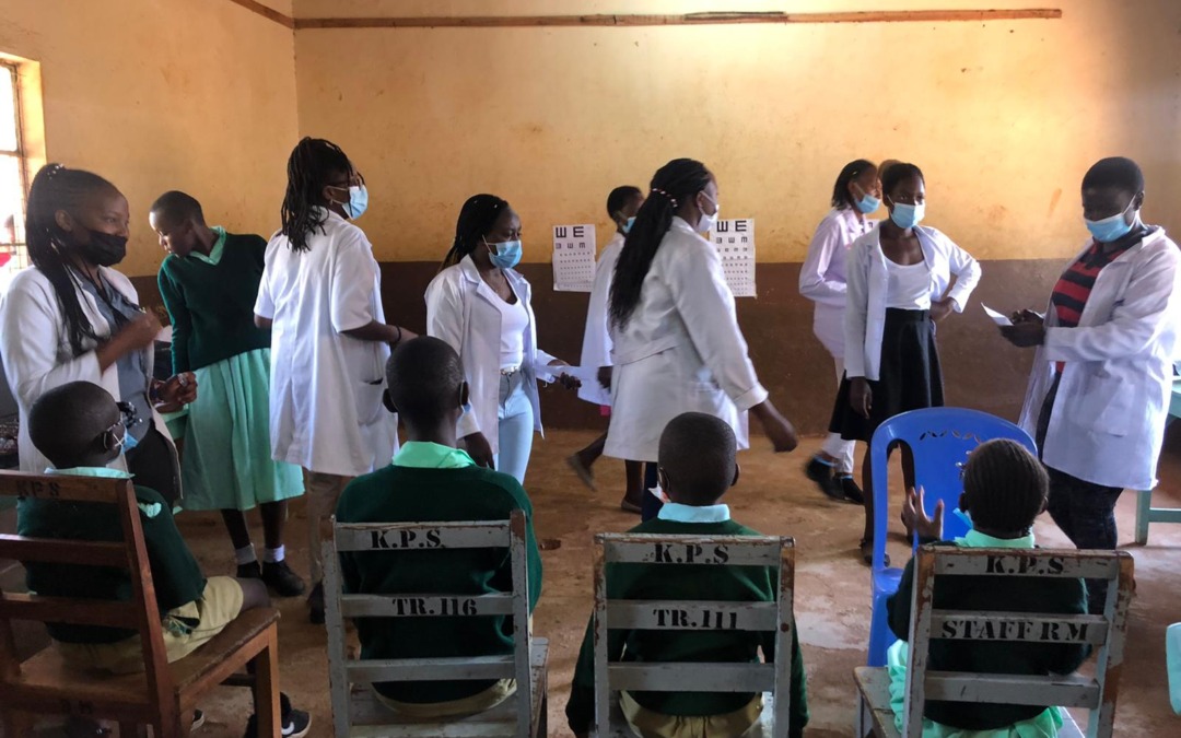 ISABEL SIGNES colabora en la formación del alumnado de la Escuela de Optometría de Kakamega (KENIA)