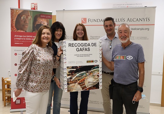 La Fundació Lluís Alcanyís dona gafas a Visió Sense Fronteres